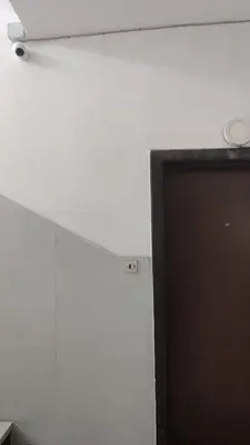 a room with a door and a white wall at Appartement moderne centre Casablanca in Casablanca