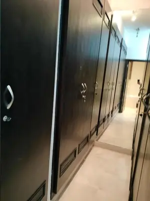 a row of lockers in a hallway with a door at Appartement meublé in Temara