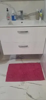 a red rug on the floor under a bathroom sink at Villa au centre ville Rabat in Rabat