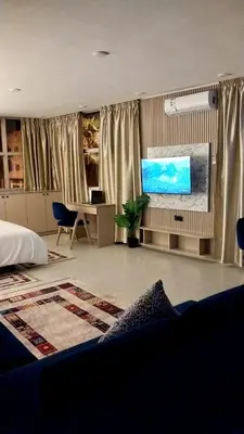 a room with a bed and a tv and a desk at Studio Chefchaoun in Deroua