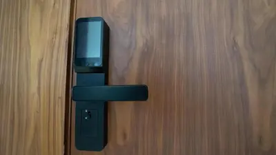 a black door handle on a wooden door at City Chic stade&centre Princesse in Casablanca