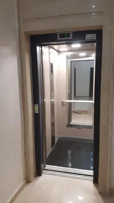 a hallway with a mirror in a room at Suite Horizon in Mohammedia