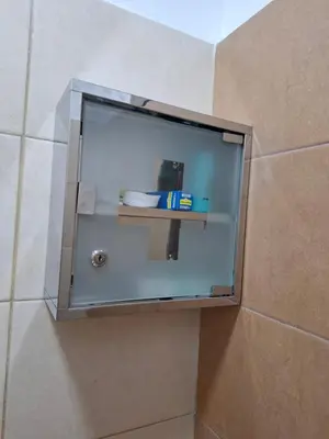 a glass window in a shower in a bathroom at Apt 3 ch Casablanca 3 min Casa Voyageurs idéal pour une famille in Casablanca