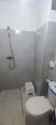 a small bathroom with a toilet and a shower at Appartement calme absolu in Casablanca