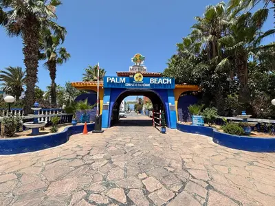 an entrance to a train park with palm trees at Séjour cosy à Palm Beach Mansouriah in Pont Blondin