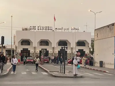a group of people crossing a street in front of a building at Appartement deux chambre confortable près de la Gare - Restau - cafes - Plage in Casablanca