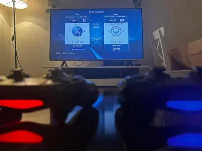 a living room with a tv and a couch and a table at Apprt 2min de la Gare,Wi-Fi Fibre, Netflix ,PS4 in Settat