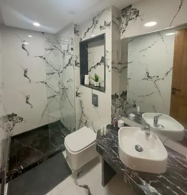 a bathroom with a sink and a toilet and a mirror at Appartement cosy et moderne au cœur de Casablanca in Casablanca