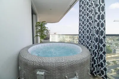a hot tub in a room with a window at Joli Studio au Cœur de CFC En Face Aeria Mall in Casablanca