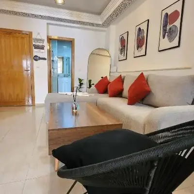 Cosy and central condo with terace steps to shore
