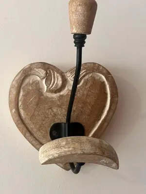a wooden heart light with ainylinylinylinylinylinylinylinylinylinyl at Maarif Central Stay 2 in Maarif