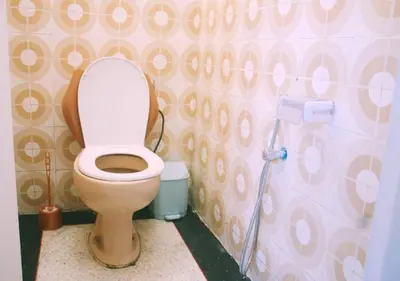 a bathroom with a toilet and a shower at Appartement Spacieux pour Famille Mâarif Casablanca in Maarif