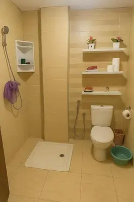 a small bathroom with a shower and a toilet at Résidence calme 3 chambres pour votre hébergement in Bouznika