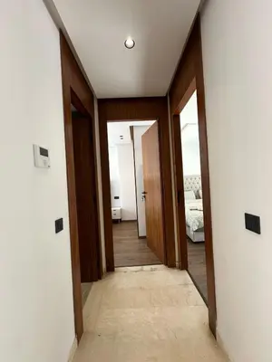 a hallway with a door leading to a bedroom at appartement les princesses 2chmbr salon 2 terasse in Maarif