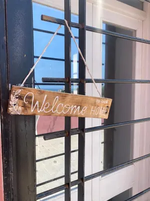 a welcome sign on the door of a building at Plage à Pied Refuge Relaxant Design Moderne in Tamaris