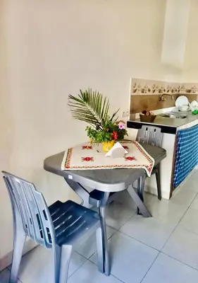 a table and chairs in a kitchen with a table and a tableablish at Plage à Pied Refuge Relaxant Design Moderne in Tamaris