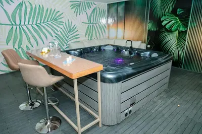 a jacuzzi tub in a room with a table and chairs at Maison à Skhirat avec Jacuzzi et Jardin privé in Skhirat