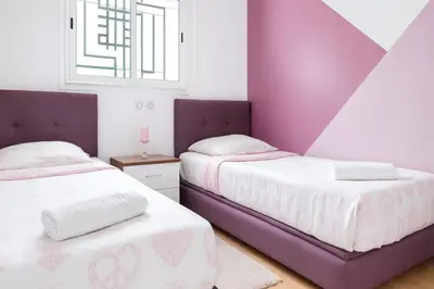 two beds sitting next to each other in a bedroom at Kridarek - Bel appartement avec piscine à Dar Bouazza in Tamaris