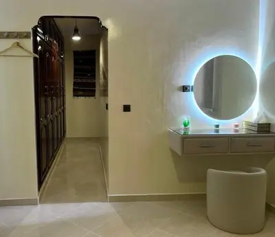 a bathroom with a round mirror and a stool at Superbe T3 ensoleillé avec Terrasse - 2 chambres - Casablanca in Casablanca