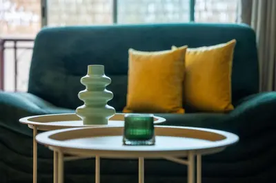 a living room with a couch and a table with a candle at Appartement Élégant au Cœur de Central Park in Mohammedia