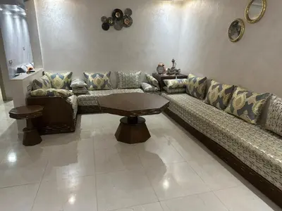 a living room with a couch and a coffee table at Belle villa spacieuse et calme avec piscine à 7min de la plage en voiture in Tamaris