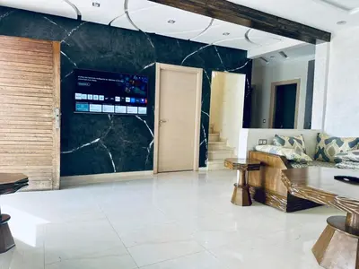 a lobby with a large marble wall and a door at Belle villa spacieuse et calme avec piscine à 7min de la plage en voiture in Tamaris