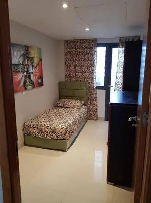 a small bedroom with a bed and a window at Superbe appartement de 3 chambres avec piscines in Tamaris