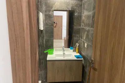 a bathroom with a sink and a mirror at Appartement Moderne et Équipé Proche Aéroport CMN in Nouaseur
