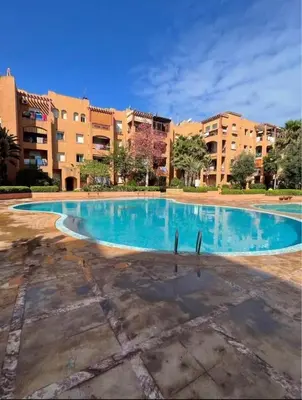 an empty swimming pool in front of a building at Appartement à louer à Mansouria in Mansouria