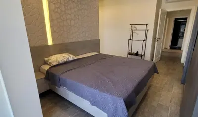 a small bedroom with a bed and a mirror at Bel Appartement Spacieux et Lumineux Maarif in Casablanca