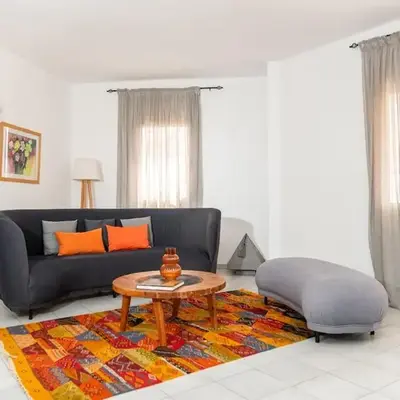 Spacious and colorful apartment close to MahajRiad