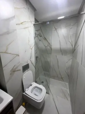 a bathroom with a toilet and a shower at Apartement avec piscine privée Casablanca in Casablanca