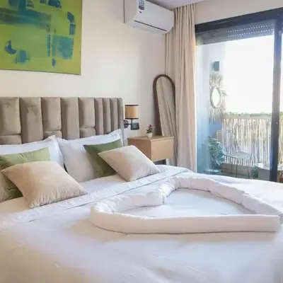 R107- Incredible 1BR Apartment with King size bed and Green Balcony