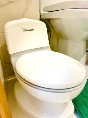a white toilet with a sign on the seat at Studio Neuf à Roches Noires près de Casa Voyageurs et Casa Port in Casablanca