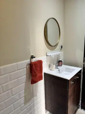 a bathroom with a sink and a mirror at Appartement à 2 min Gare agdal in Rabat