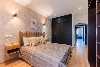 a bedroom with a large bed in a room at Appartement Cosy et central in Casablanca