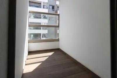 an empty room with a window and a wooden floor at Appartement élégant a Parc Mohammedia - proche de la mer in Mohammedia