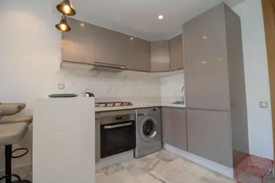 a kitchen with a washer and a washing machine at Studio Palmier Casablanca in Maarif