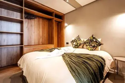 a bedroom with a large bed in a room at Résidence Pashmina in Maarif