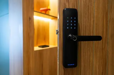 a black door handle on a wooden door at Résidence Pashmina in Maarif