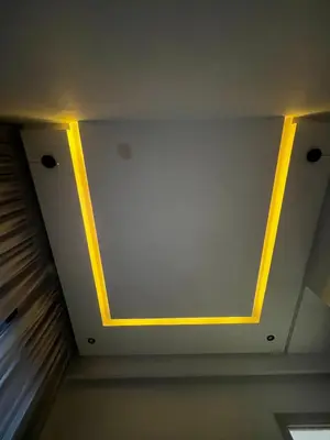 a light on the ceiling of a room at Studio moderne au centre ville avec wifi rapide in Maarif