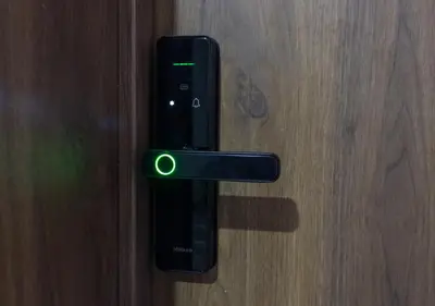 a green light on a doorhandle on a wooden door at R108- Gorgeous & Cosy Aprt with Wifi, Parking and Gym at the heart of Bourgogne in Casablanca-Port