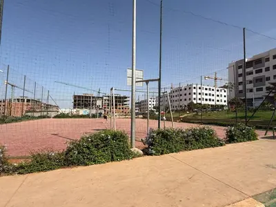 an empty basketball court with a net at Apartement charmante amira in Oulad Kerroum