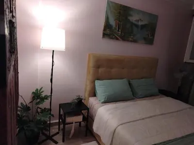 a small bedroom with a bed and a lamp at Appartement au centre rabat dyour jamaa in Rabat