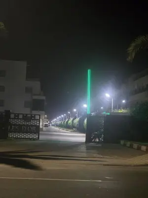 a green light on the side of a street at night at appartement luxe dt3 in Mohammedia