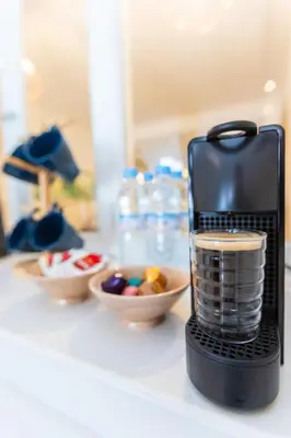 a juicer sitting on a counter with a bowl of fruit at Casablanca City Center Loft, 3 BR, Parking, AC & Terrasse in Casablanca