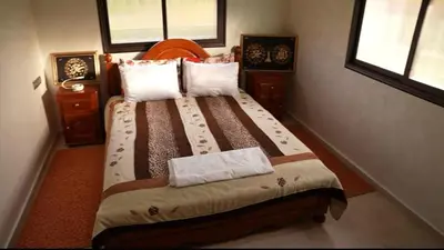 a small bedroom with a bed in a room at Le refuge vert in Berrechid