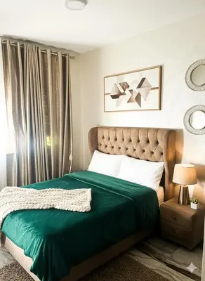 a bedroom with a bed with a green blanket at Appartement dans le centre de la plage de av Tantan in Casablanca