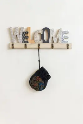 a wooden sign with the word new hanging on a wall at Évasion Marine & piscine 3 chambres in Bouznika