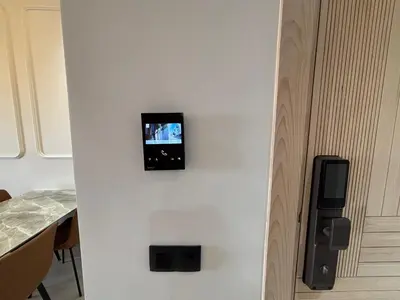 a tv on the wall of a room at Studio moderne avec Fibre Optique, 55po TV et CVC in Casablanca